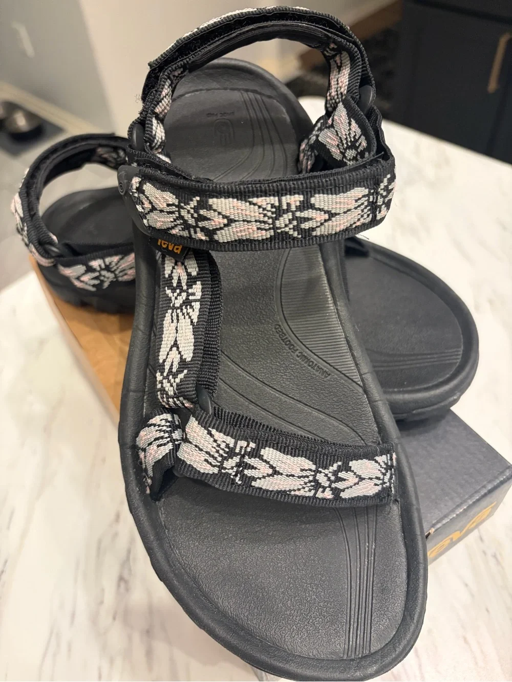 Teva Hazel/Black Hurricane 4 Sport Sandals Women's US Size 7